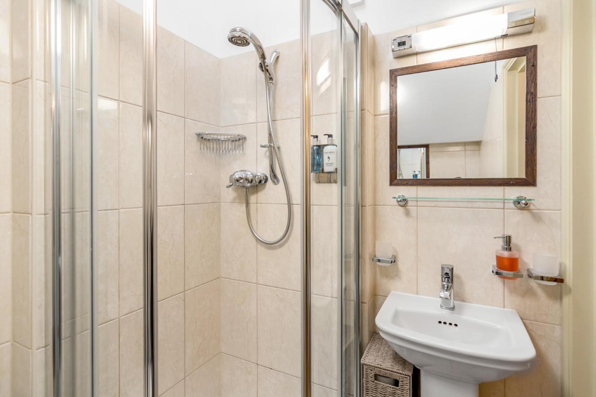 15a St Giles With Parking *